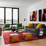BLACK SWAN - Liz DC - Executive Flat